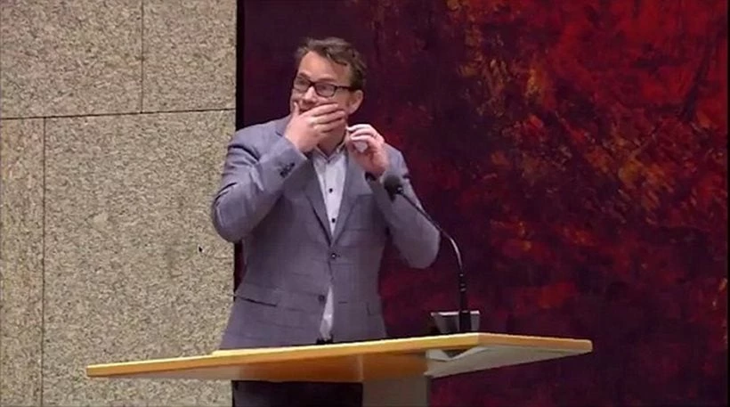 Σοκαριστικό: Άνδρας προσπάθησε να αυτοκτονήσει μέσα στο Ολλανδικό κοινοβούλιο (βίντεο)